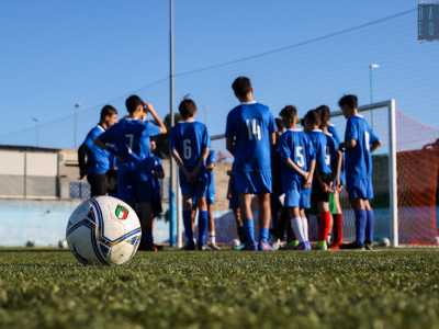 ...rispettivamente in maglia blu...